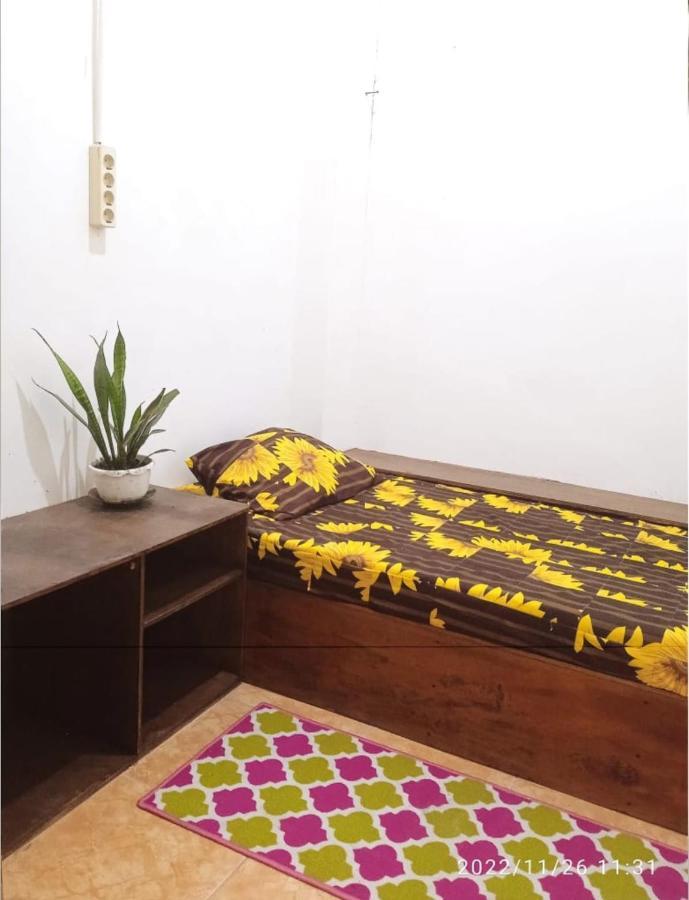 Greenkost Hostel Sintang Buitenkant foto